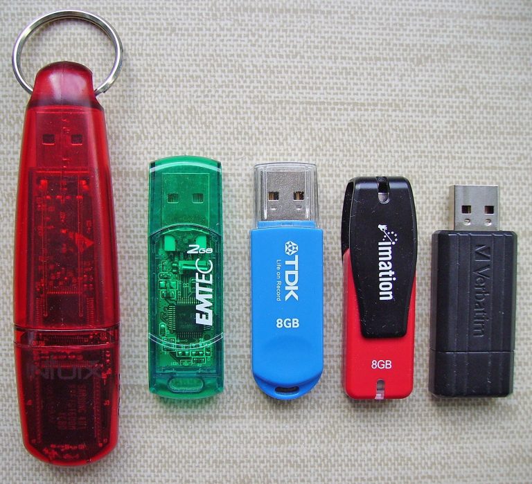 What is a USB flash pen drive?